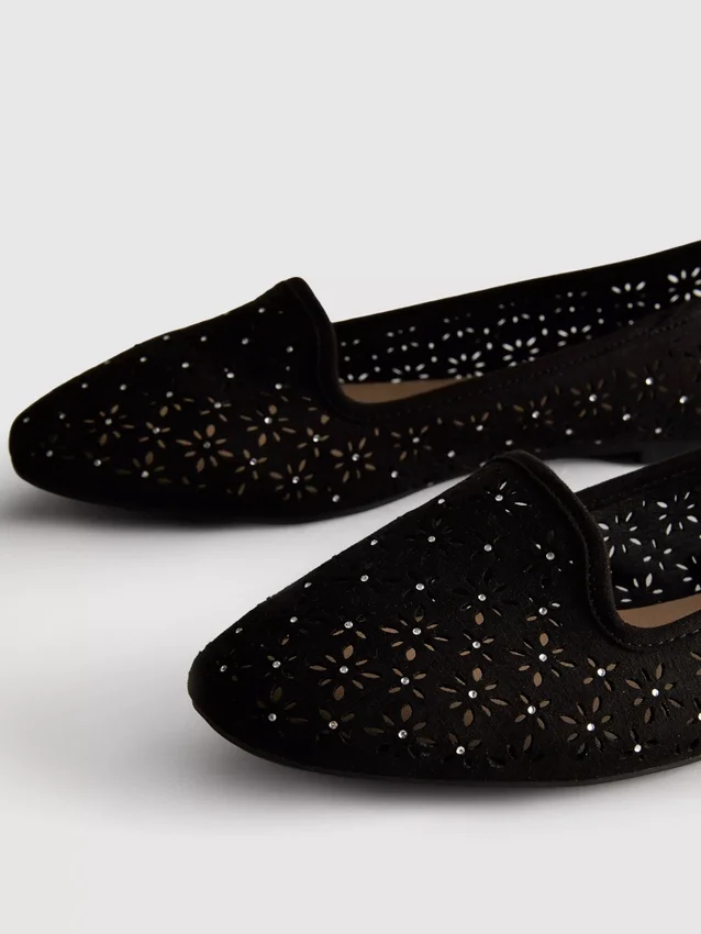 Flache Schuhe mit Ausschnitten