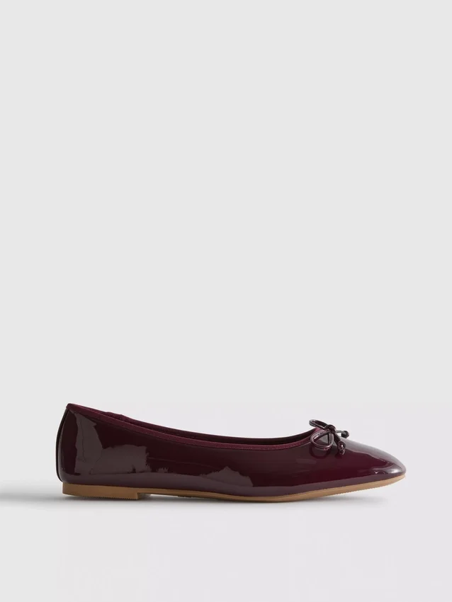 Flache Schuhe mit Lack