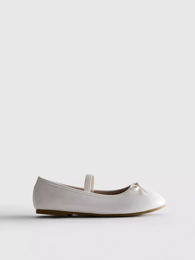 Flache Schuhe mit Lack