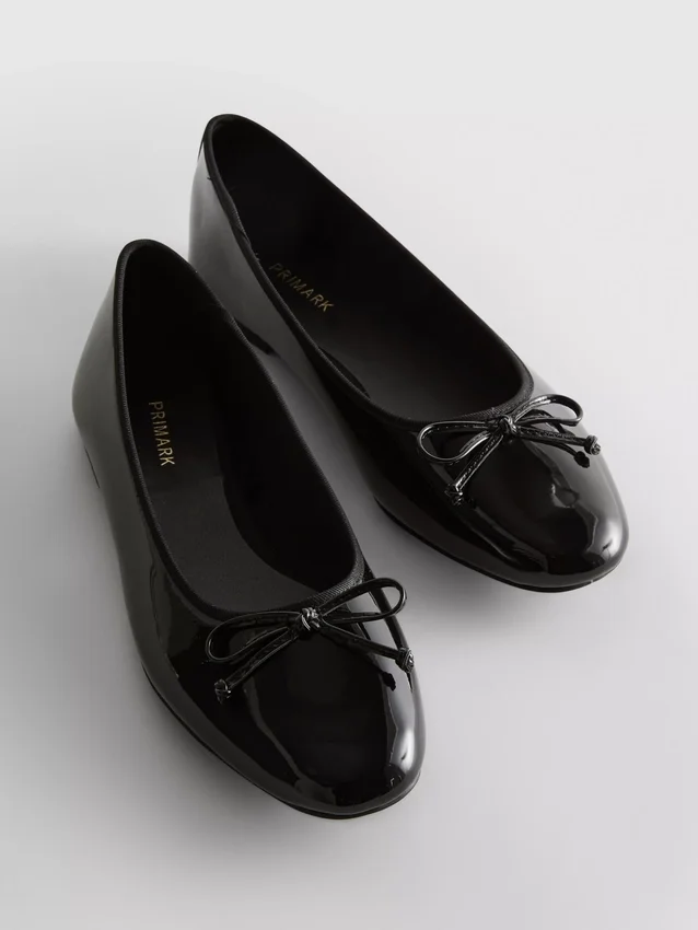 Flache Schuhe mit Lack