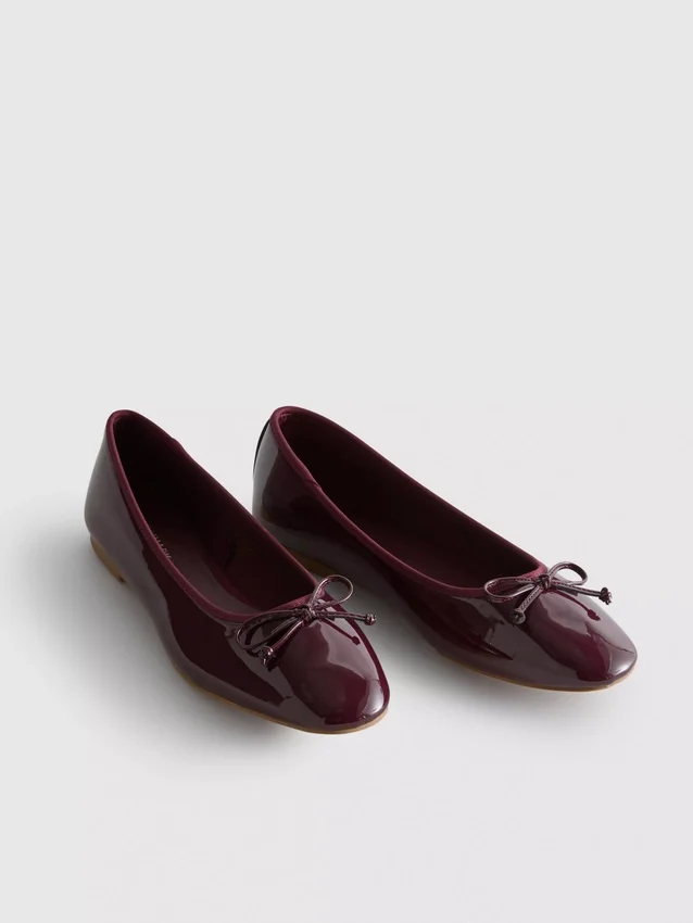 Flache Schuhe mit Lack