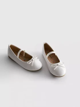 Flache Schuhe mit Lack