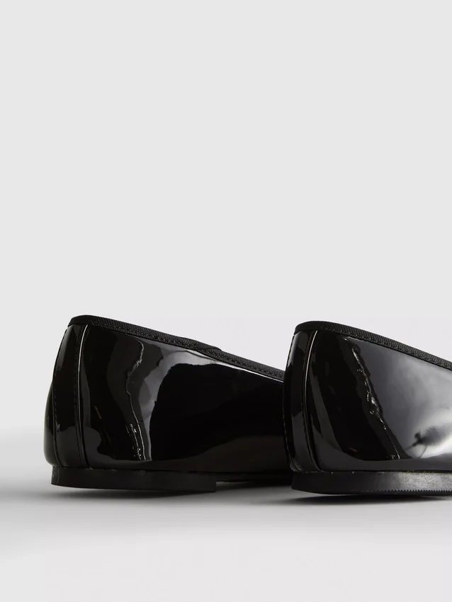 Flache Schuhe mit Lack
