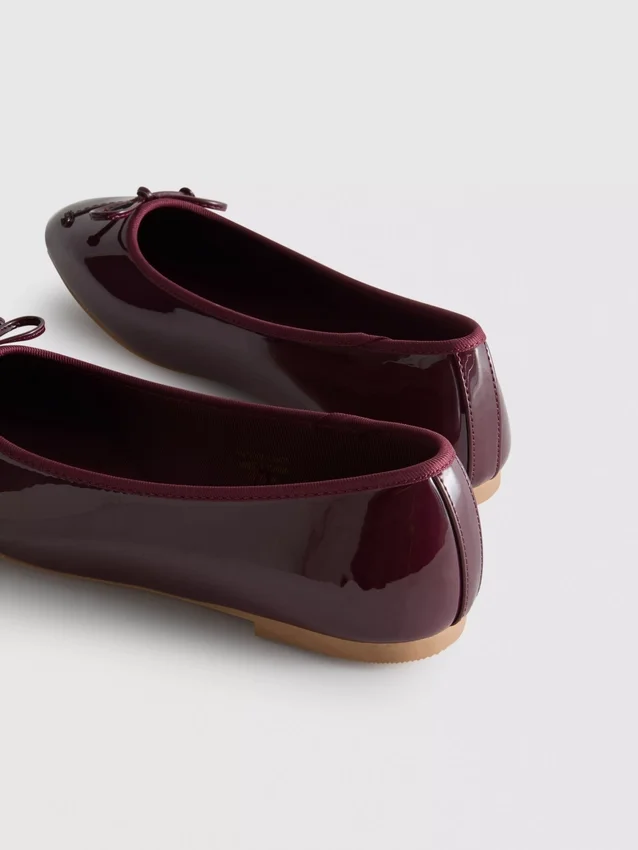 Flache Schuhe mit Lack