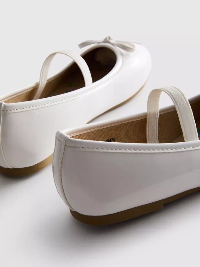 Flache Schuhe mit Lack