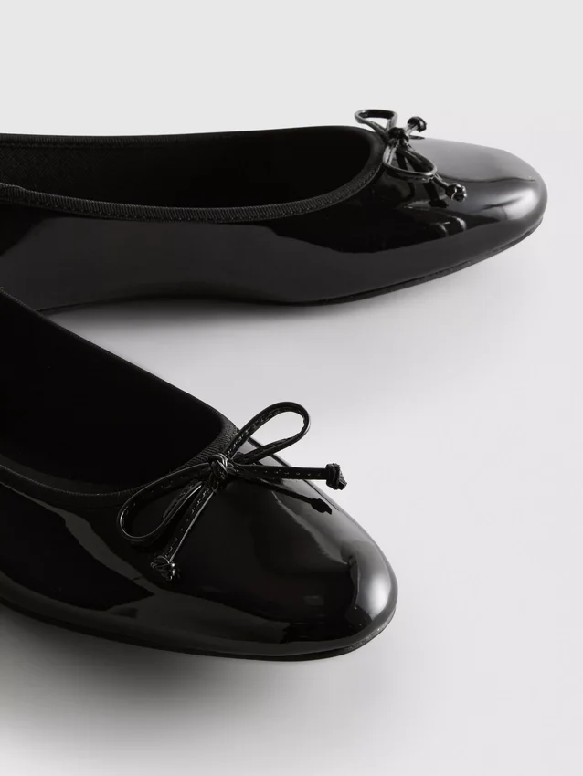 Flache Schuhe mit Lack