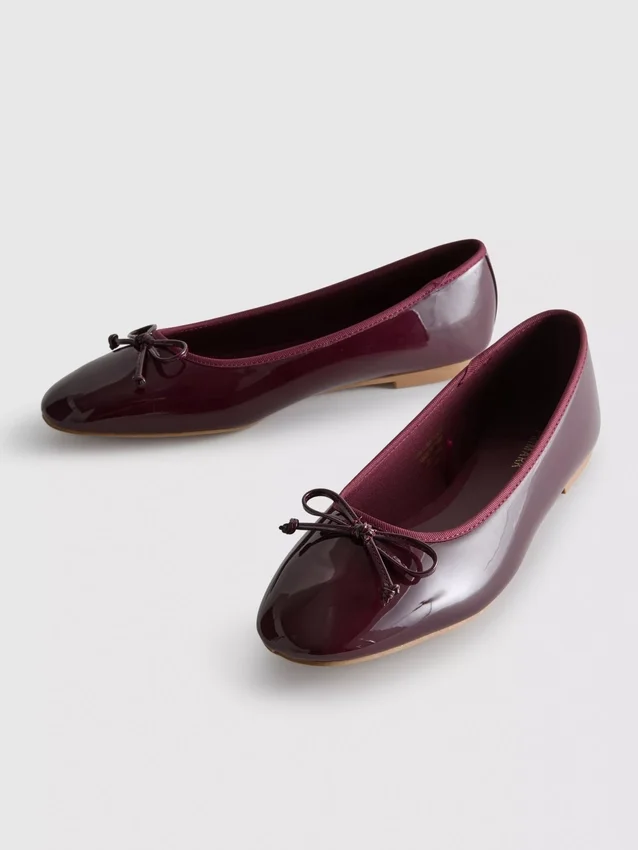Flache Schuhe mit Lack