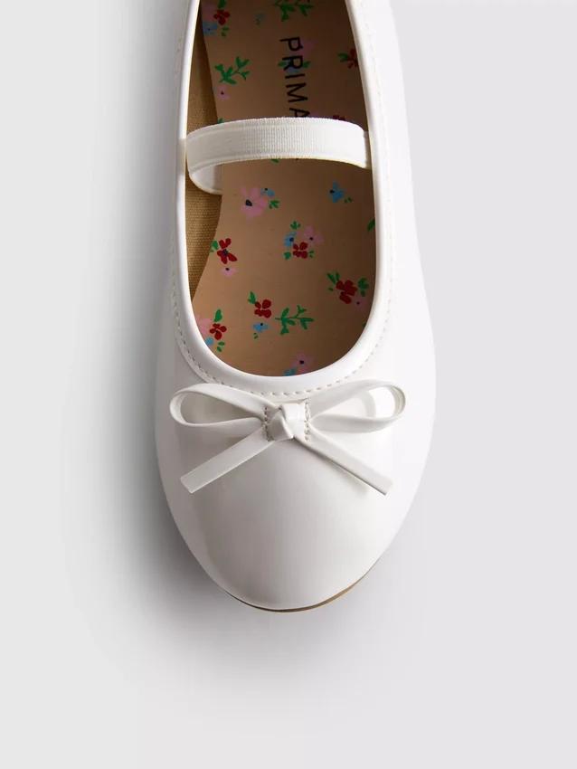 Flache Schuhe mit Lack