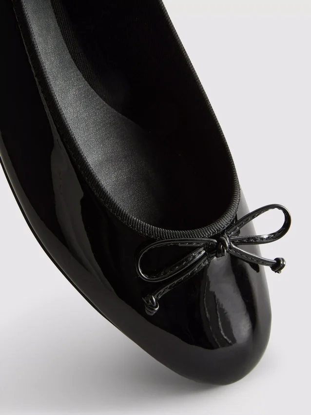 Flache Schuhe mit Lack