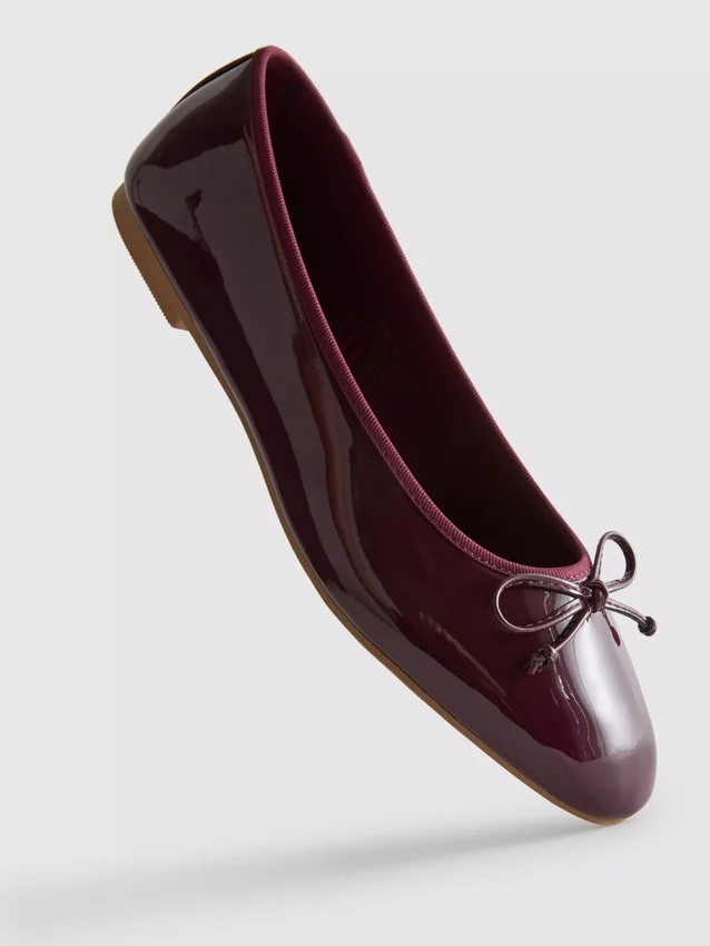 Flache Schuhe mit Lack