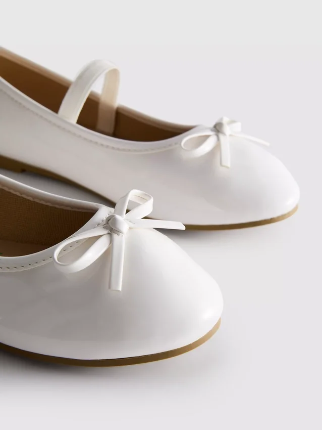 Flache Schuhe mit Lack