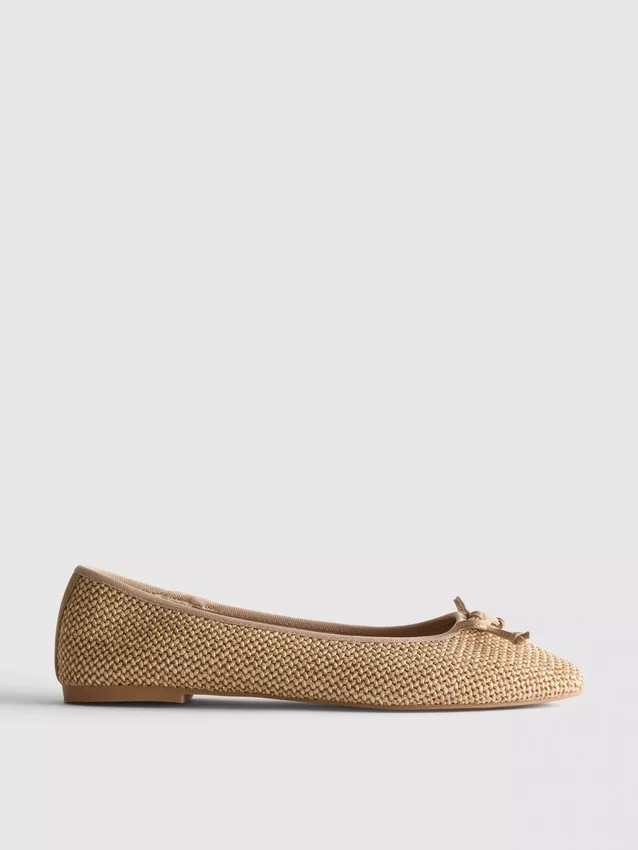 Flache Schuhe mit Perlenverzierung