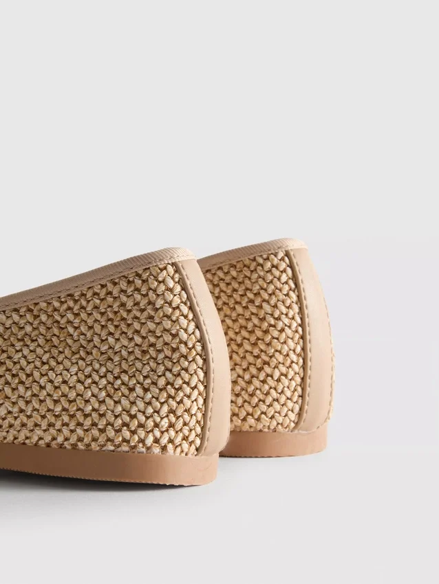 Flache Schuhe mit Perlenverzierung