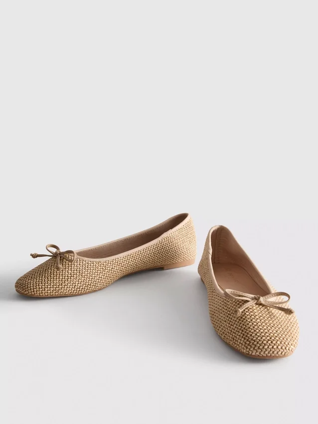 Flache Schuhe mit Perlenverzierung