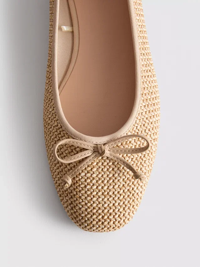 Flache Schuhe mit Perlenverzierung