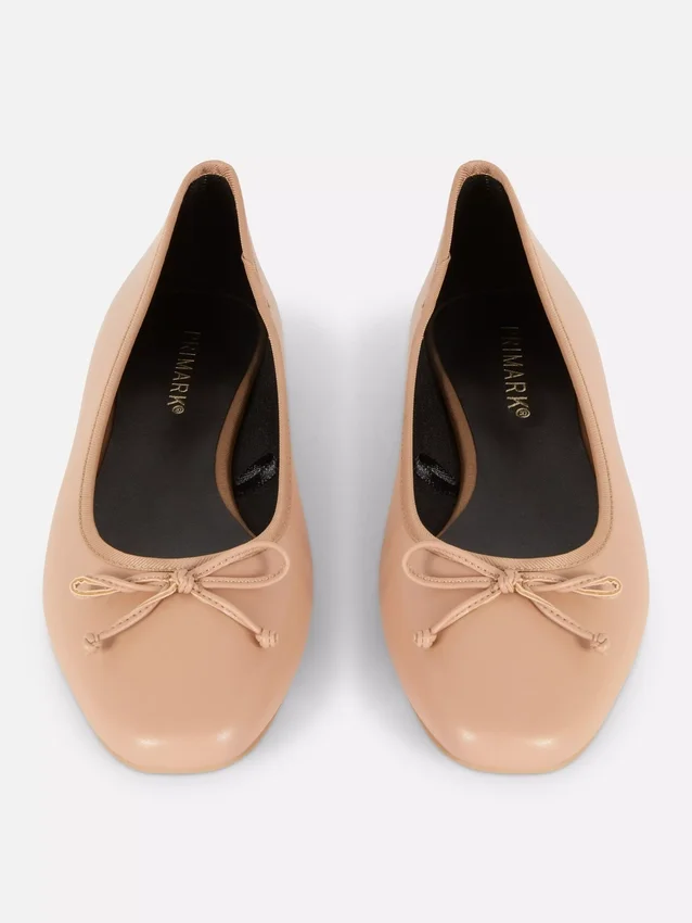 Flache Schuhe mit Schleife