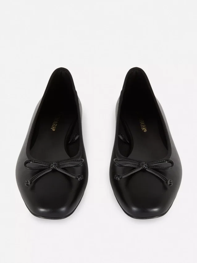 Flache Schuhe mit Schleife