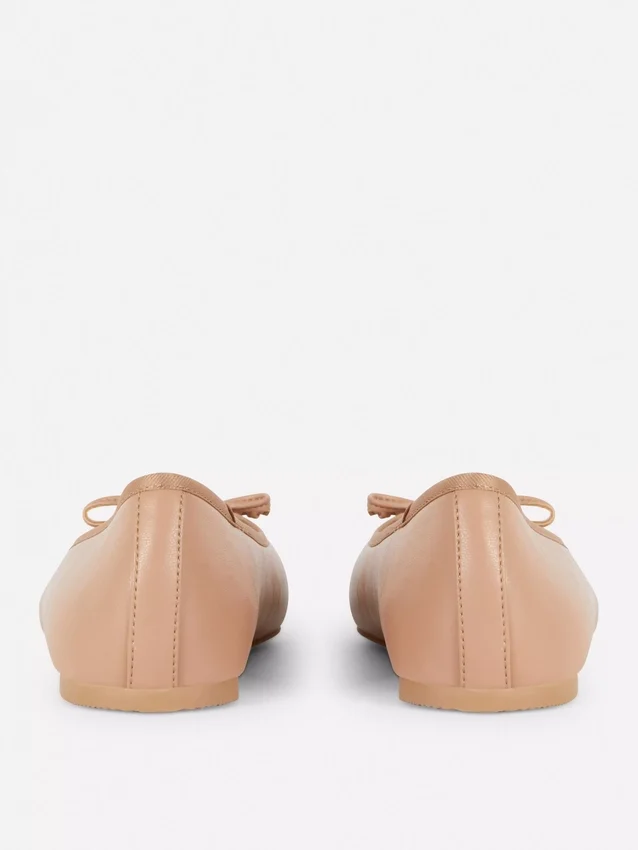 Flache Schuhe mit Schleife