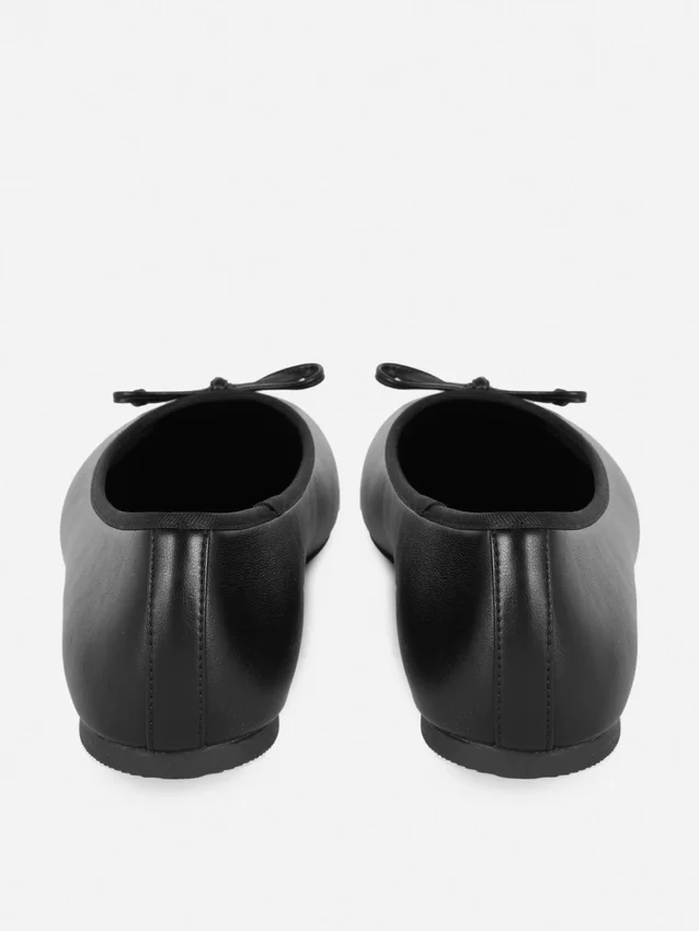 Flache Schuhe mit Schleife