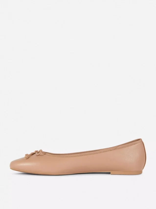 Flache Schuhe mit Schleife