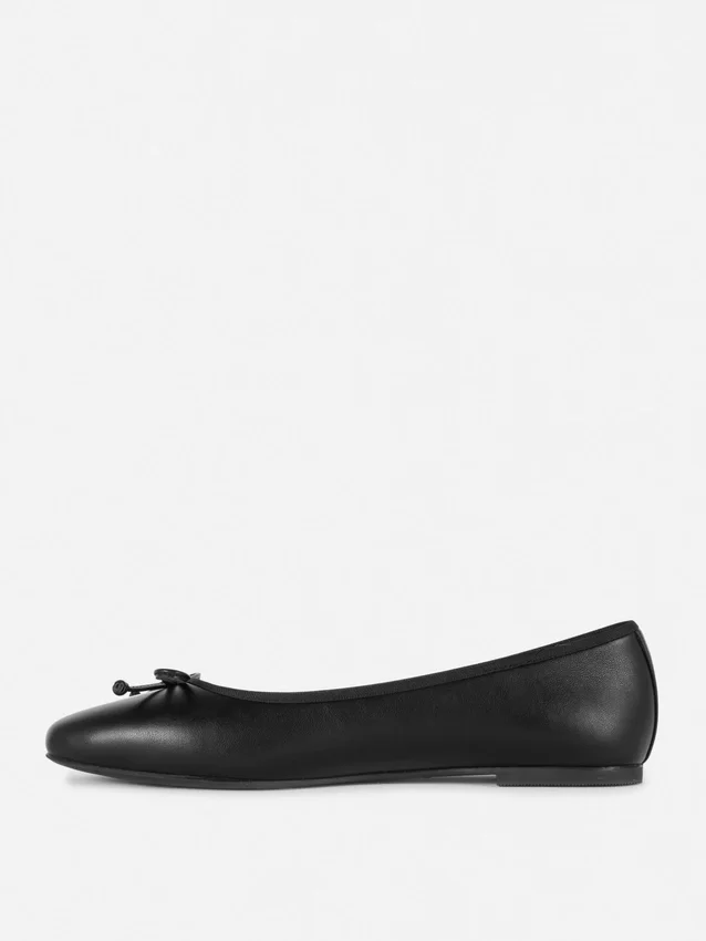 Flache Schuhe mit Schleife