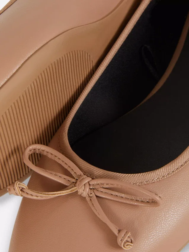 Flache Schuhe mit Schleife