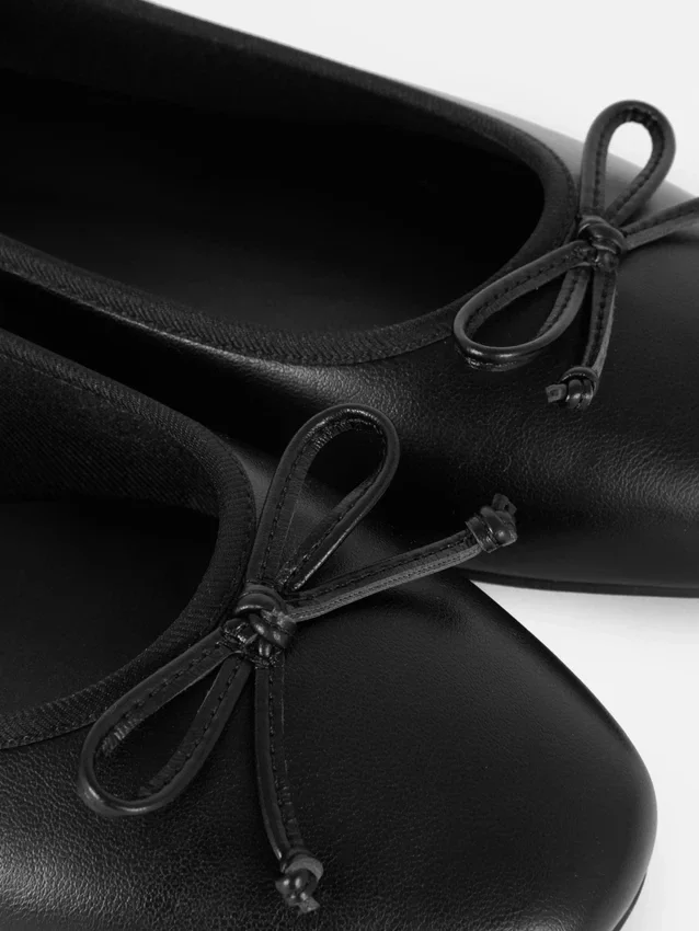 Flache Schuhe mit Schleife