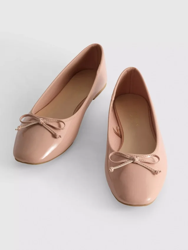 Flache Schuhe mit Schleife aus Kunstleder