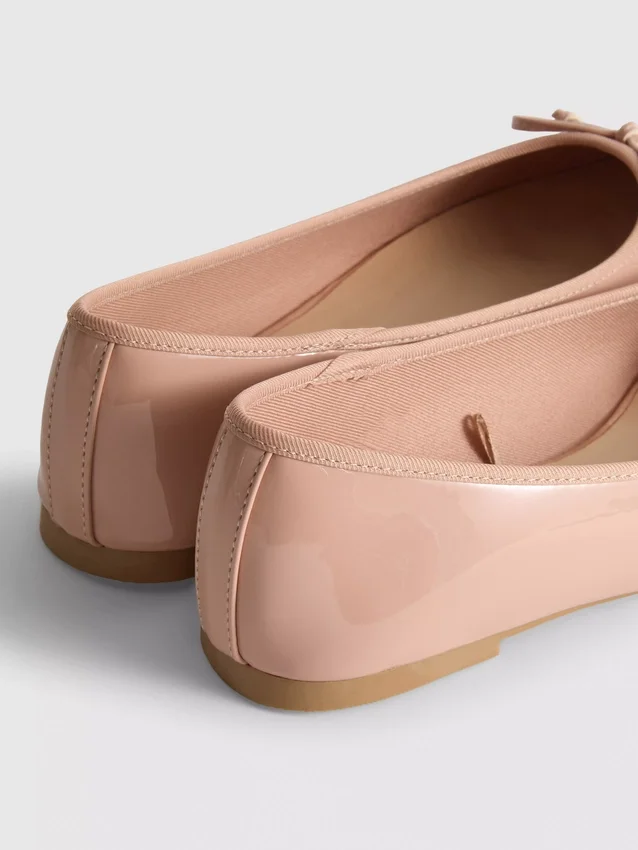 Flache Schuhe mit Schleife aus Kunstleder
