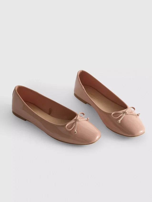 Flache Schuhe mit Schleife aus Kunstleder