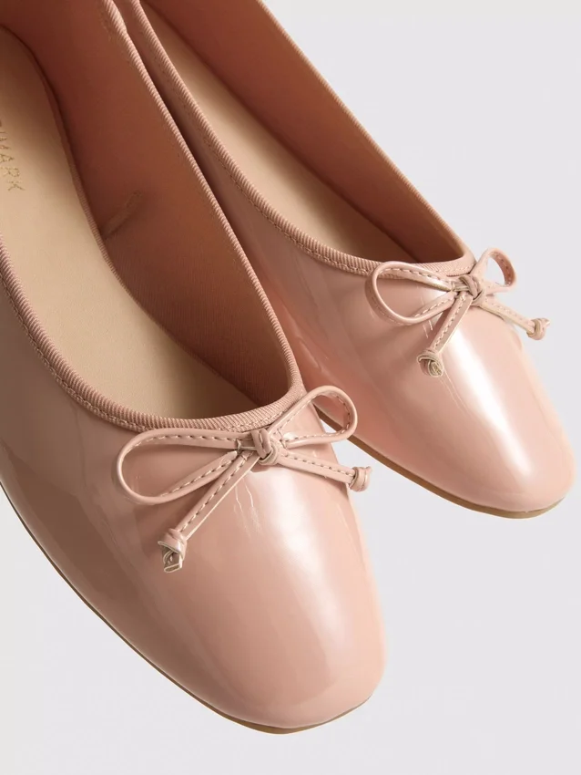 Flache Schuhe mit Schleife aus Kunstleder