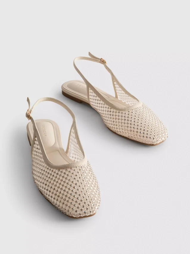 Flache Schuhe mit Strass und Fersenriemen
