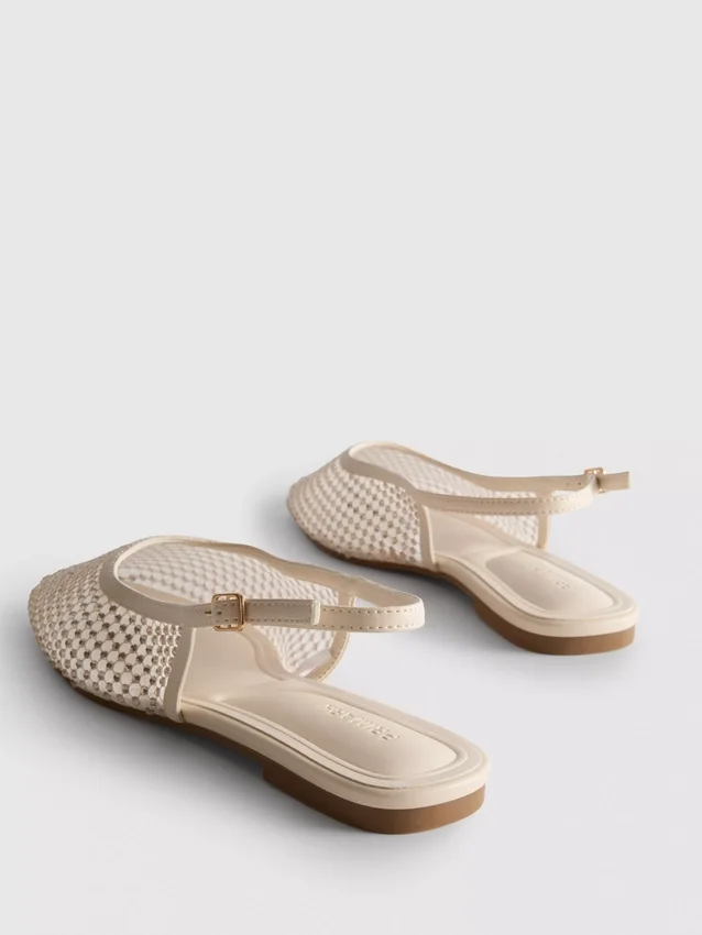 Flache Schuhe mit Strass und Fersenriemen