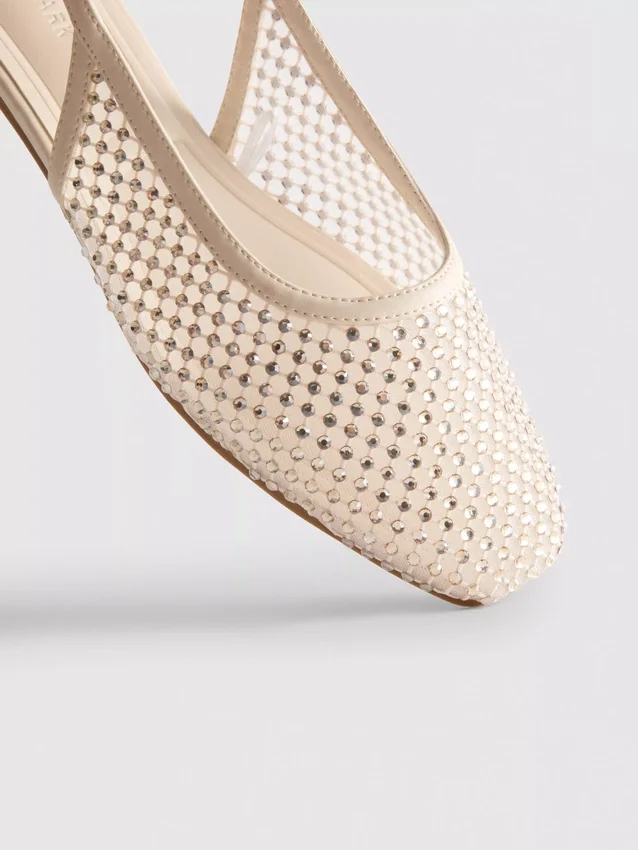 Flache Schuhe mit Strass und Fersenriemen