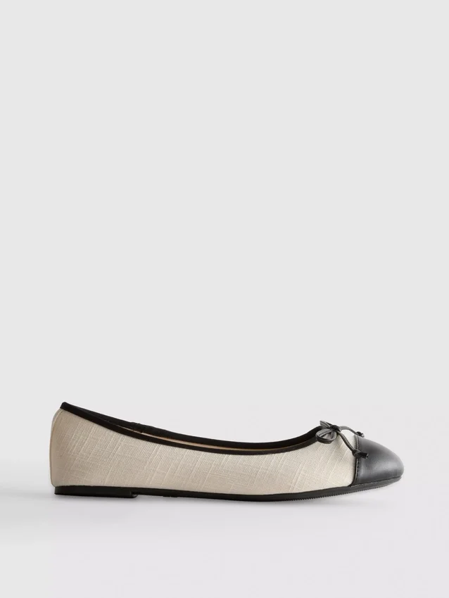 Flache Schuhe mit Zehenkappe