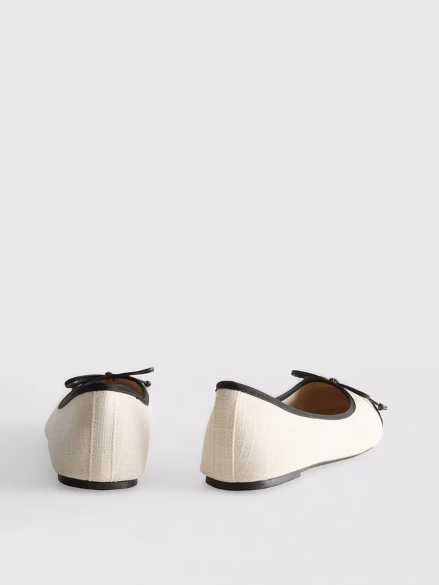 Flache Schuhe mit Zehenkappe