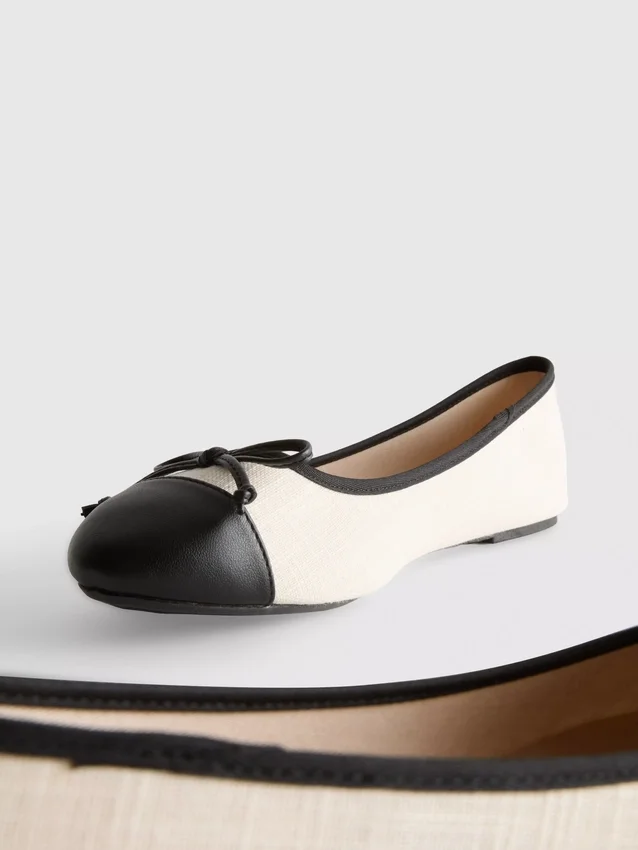 Flache Schuhe mit Zehenkappe