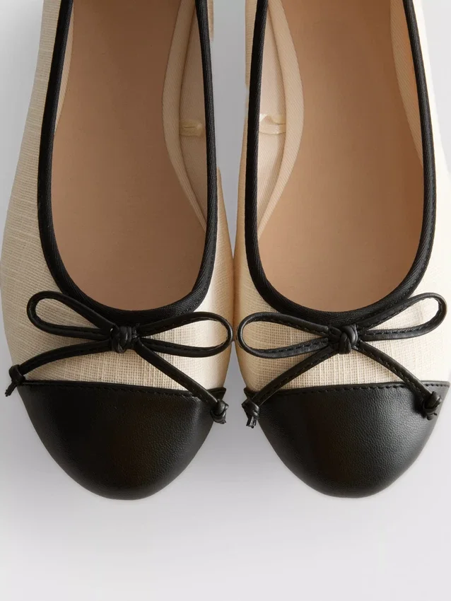 Flache Schuhe mit Zehenkappe