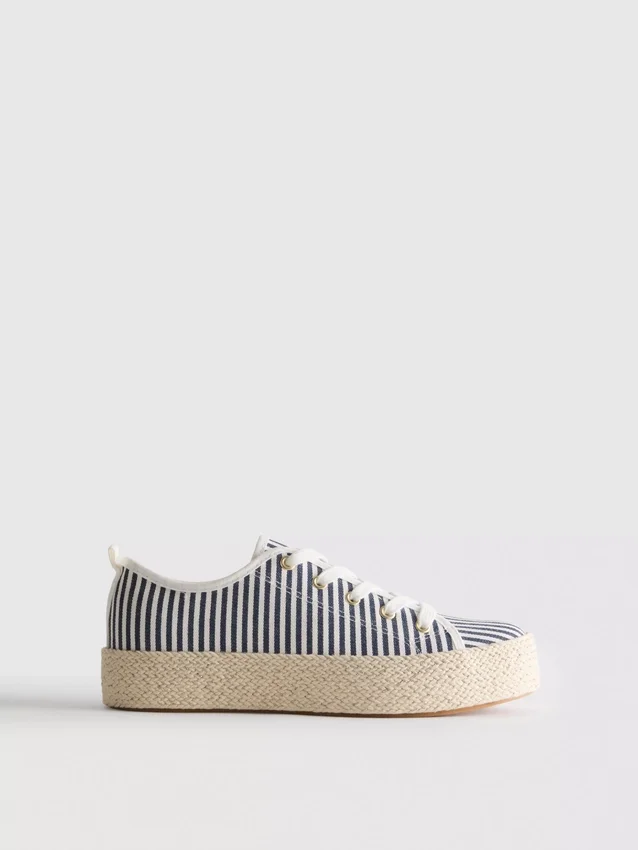 Flache Sneaker aus Canvas und Jute