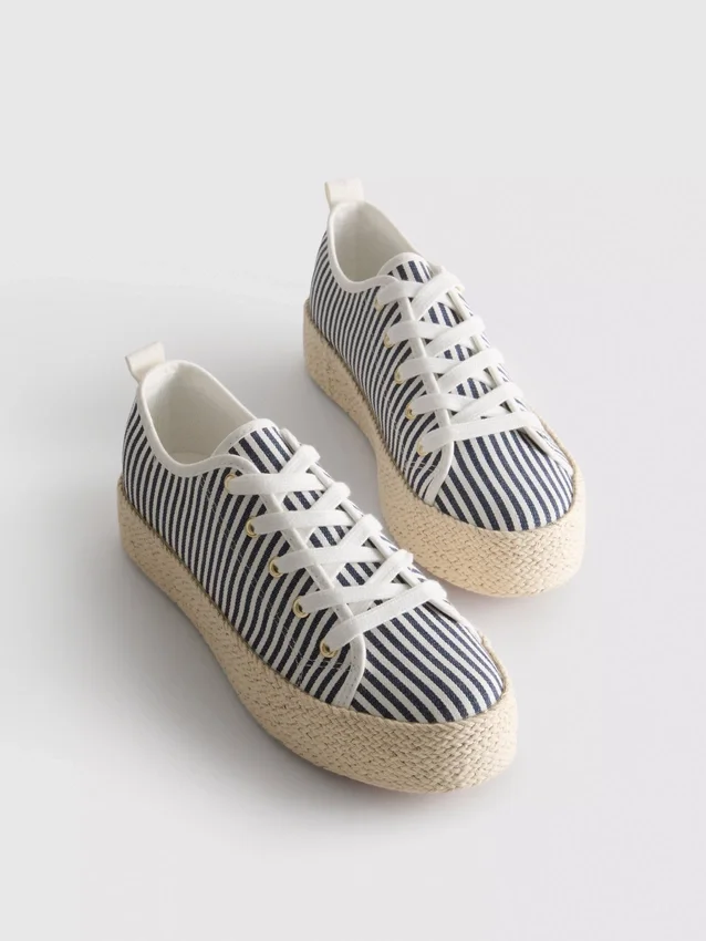 Flache Sneaker aus Canvas und Jute