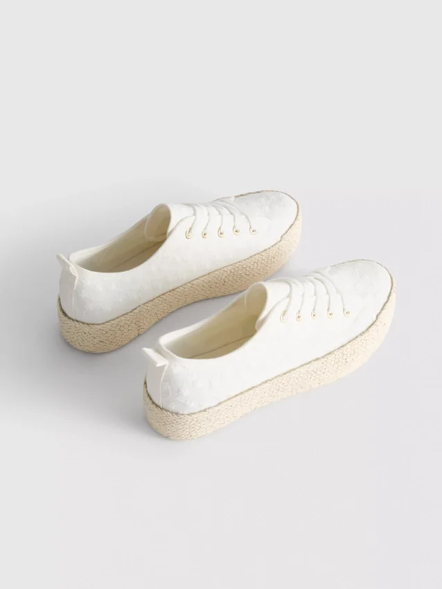 Flache Sneaker aus Canvas und Jute