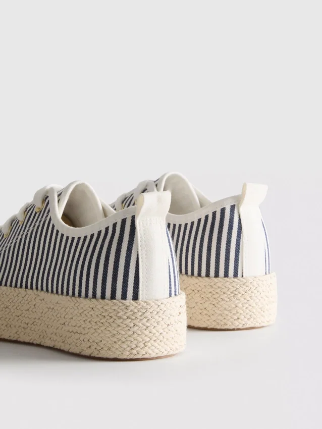 Flache Sneaker aus Canvas und Jute