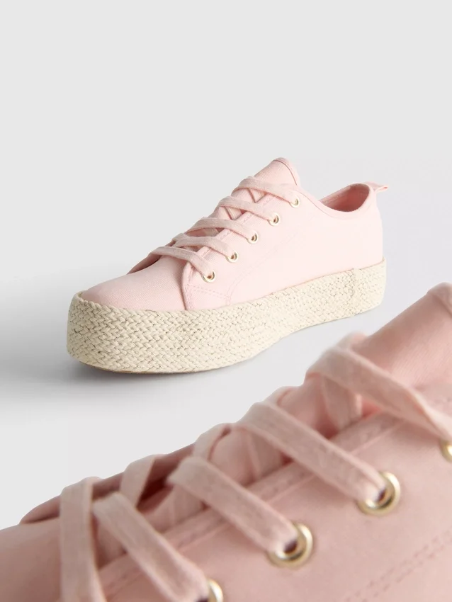 Flache Sneaker aus Canvas und Jute