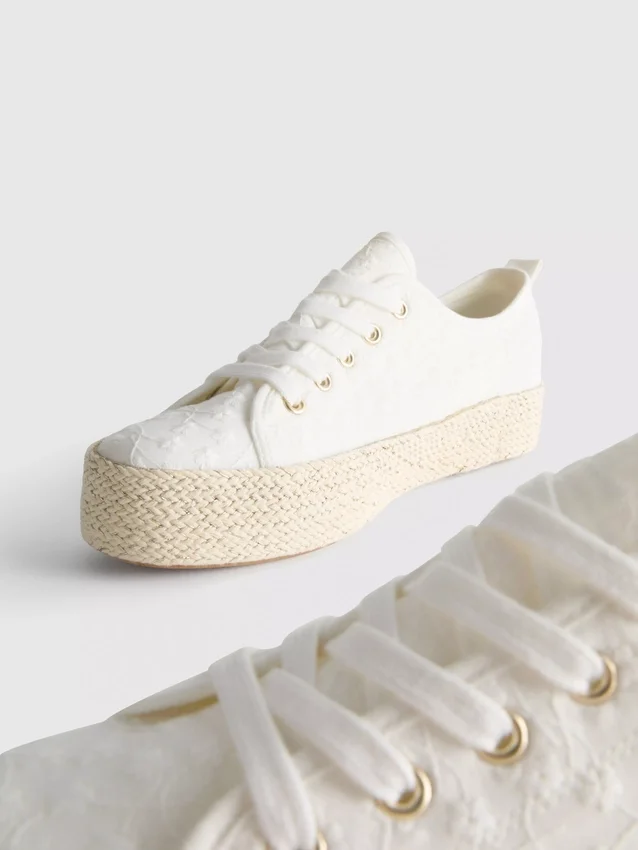 Flache Sneaker aus Canvas und Jute