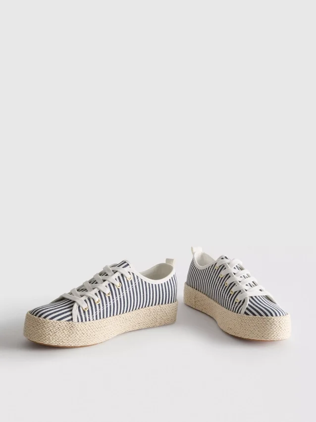 Flache Sneaker aus Canvas und Jute
