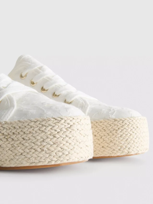 Flache Sneaker aus Canvas und Jute