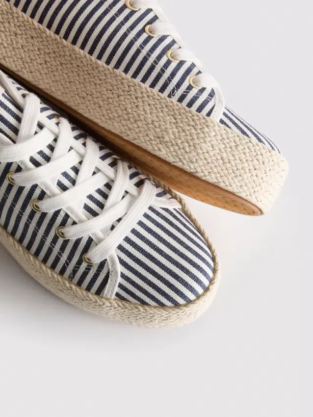 Flache Sneaker aus Canvas und Jute