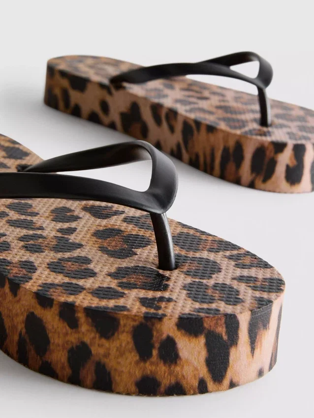 Flatform-Flip-Flops mit Leopardenmuster