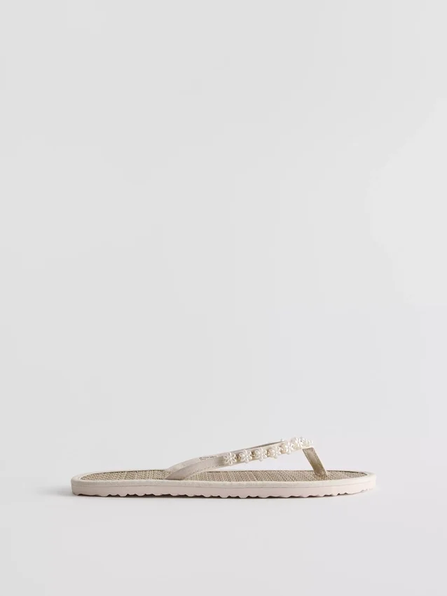 Flip-Flops im Seegras-Look