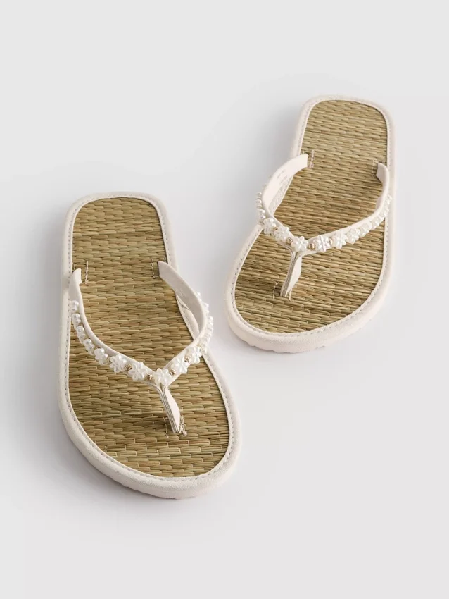 Flip-Flops im Seegras-Look
